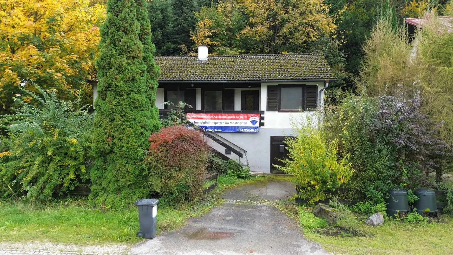 Grundstück mit Blick auf die Donau und sanierungsbedürftigem Bungalow