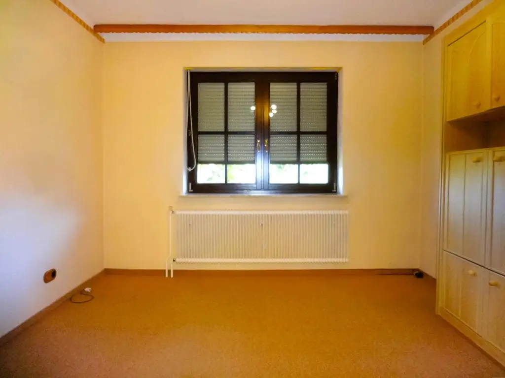 GEDIEGENES HAUS MIT ZWEI WOHNEINHEITEN UND GROSSEM GARTEN!