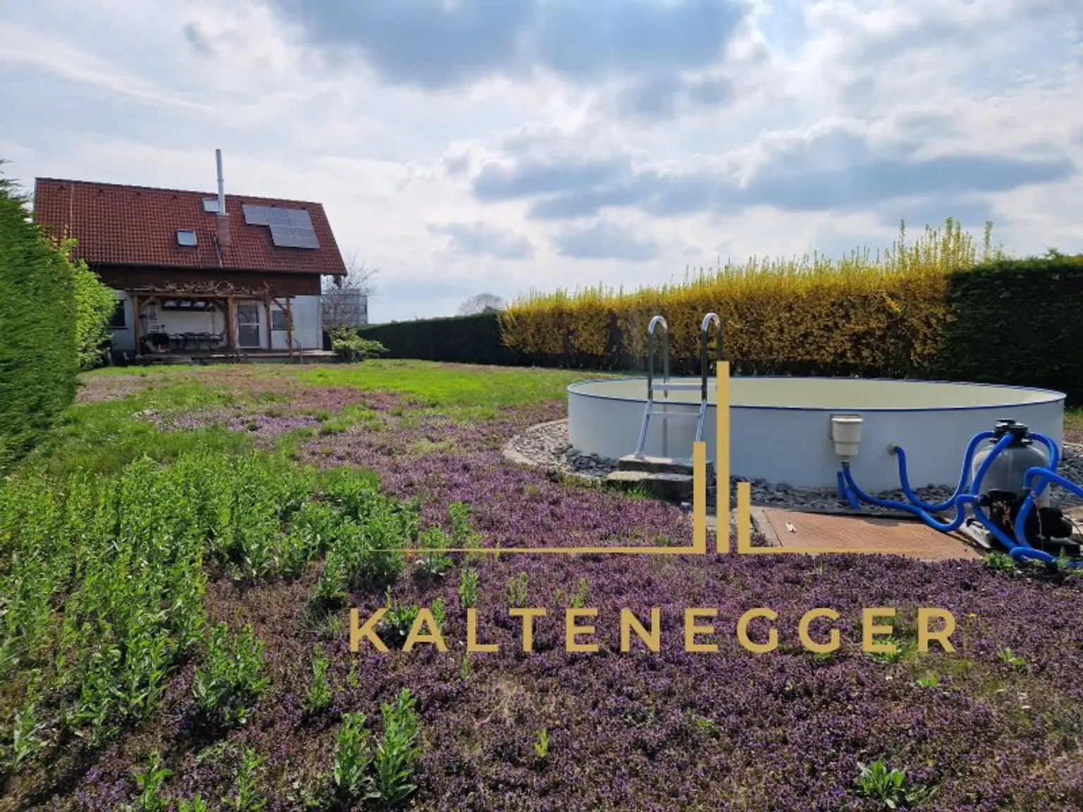 Blick auf das Haus und den Garten + Swimmingpool