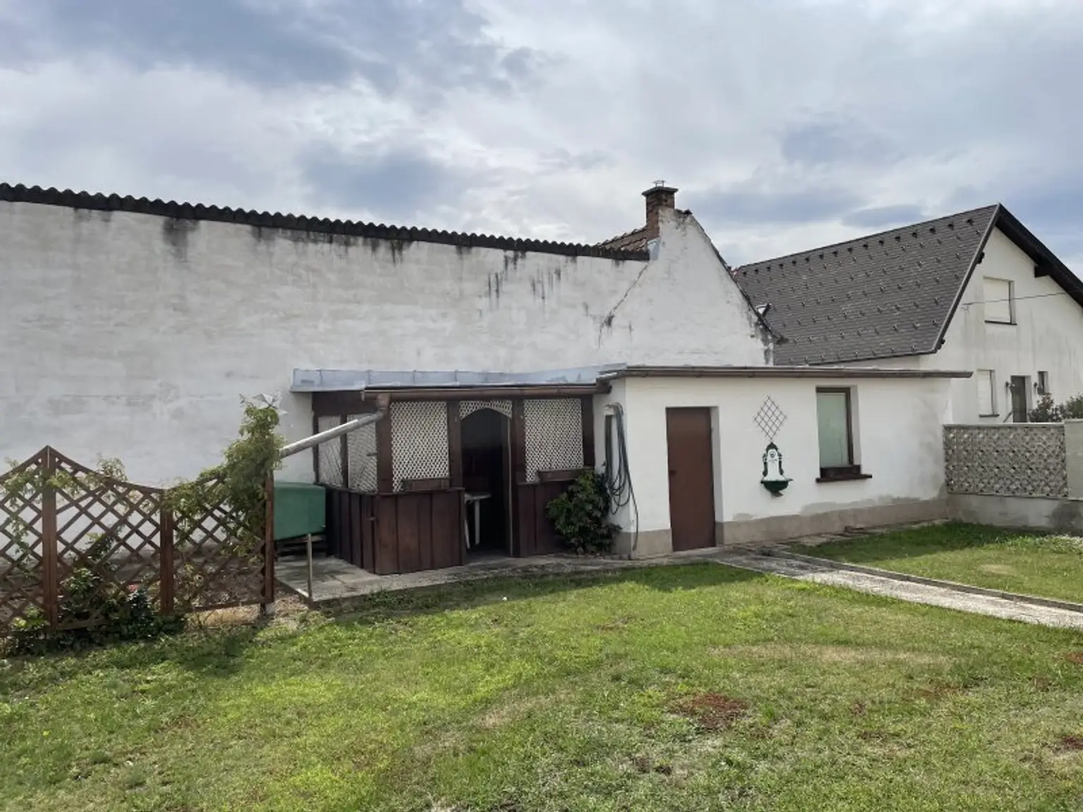 GEPFLEGTES EINFAMILIEN-HAUS MIT GARTEN UND GARAGE - RUHELAGE!