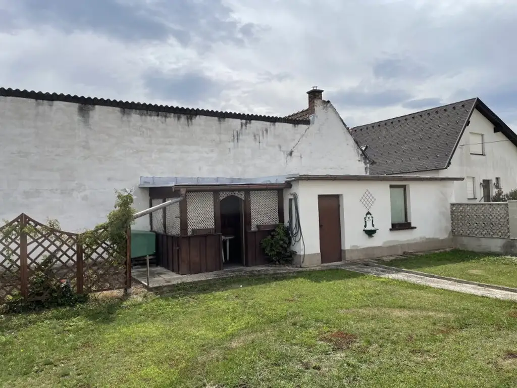 GEPFLEGTES EINFAMILIEN-HAUS MIT GARTEN UND GARAGE - RUHELAGE!
