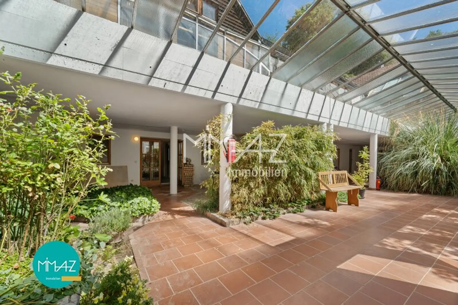 Haupteingang mit Atrium