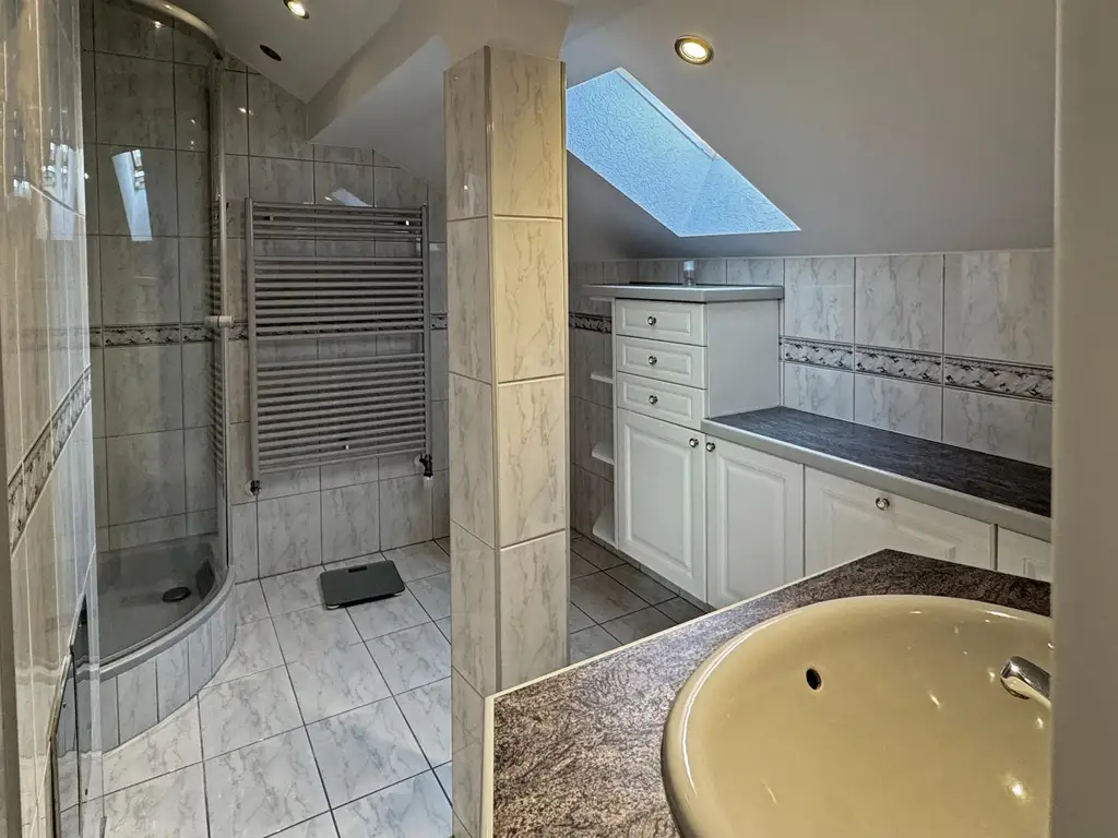 "Coole Liegenschaft - überdachtes Pool inklusive!"