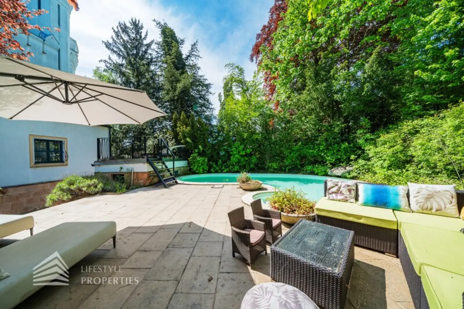 Luxuriöser 14- Zimmer Wohntraum mit Dachterrasse und Pool, Nähe Wilhelminenschloss