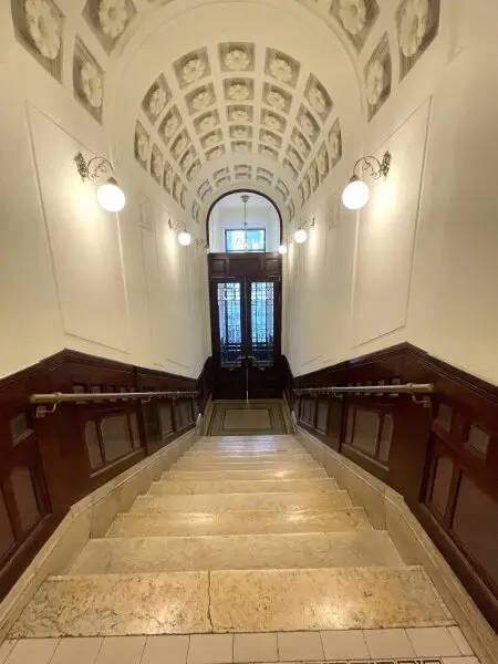 Repräsentative  Bürofläche/Praxis im Stilaltbau direkt beim Karlsplatz/Karlskirche  zu vermieten!