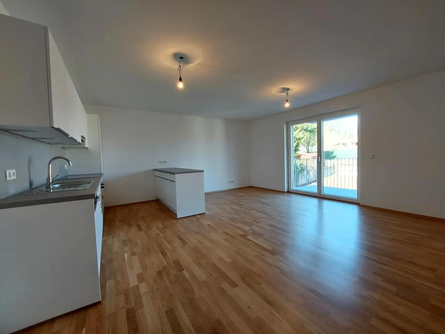 WOHNEN AM SCHLOSSBERG - GROSSZÜGIGE BALKONWOHNUNG IN ZENTRALER RUHELAGE