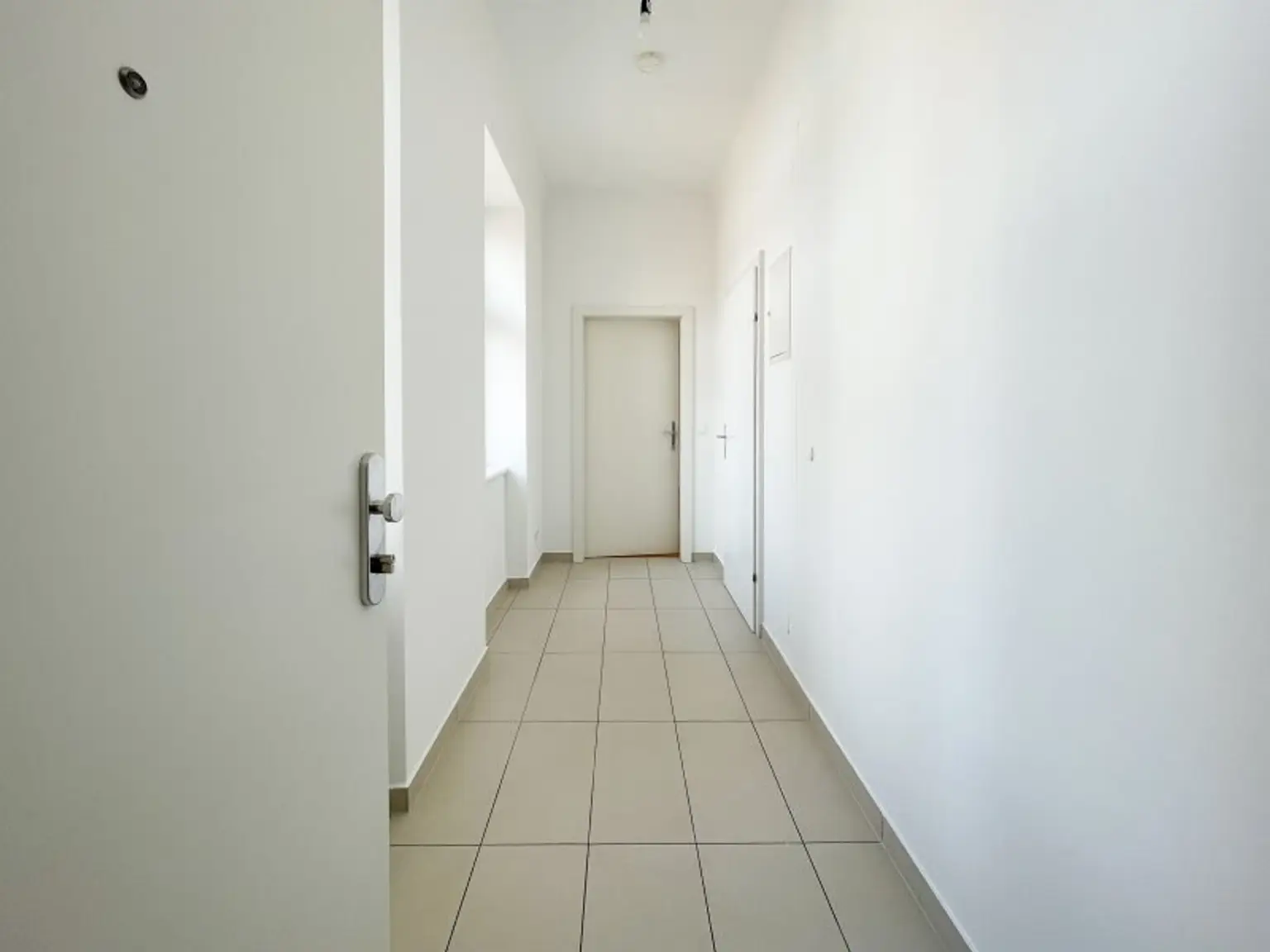 ALTBAUWOHNUNG MIT HOFSEITIGEM BALKON: 3 Zimmer inkl. Küche im 3. Liftstock