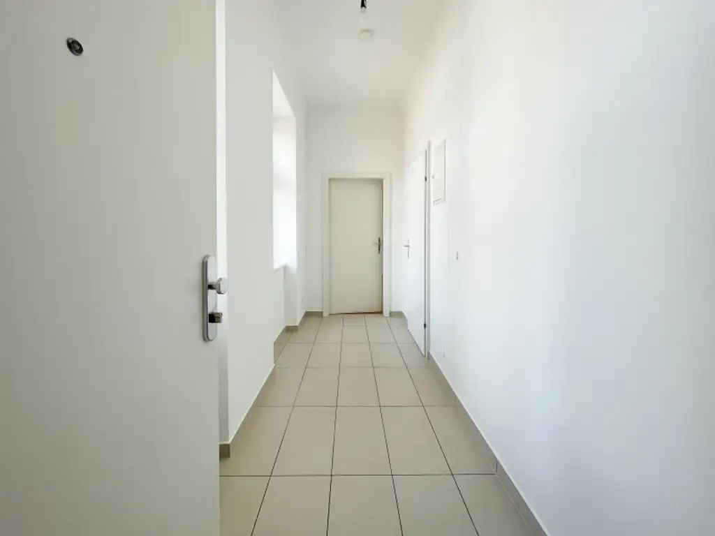 ALTBAUWOHNUNG MIT HOFSEITIGEM BALKON: 3 Zimmer inkl. Küche im 3. Liftstock