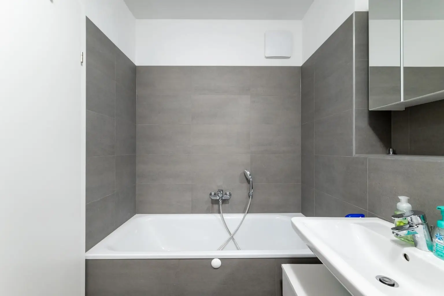 "Tolle Lage, Tolles Haus - LOBAU inkl. Autoabstellplatz"