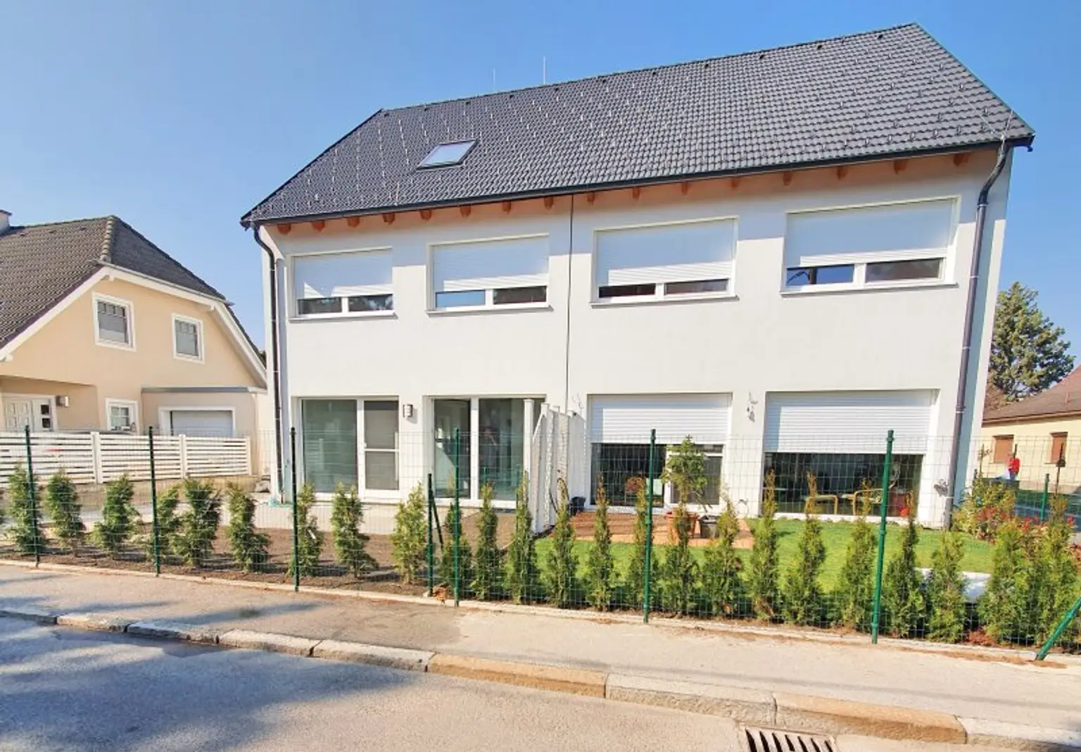 MODERNE DOPPELHAUSHÄLFTE IM NORDEN VON WIEN NÄHE U1 LEOPOLDAU.