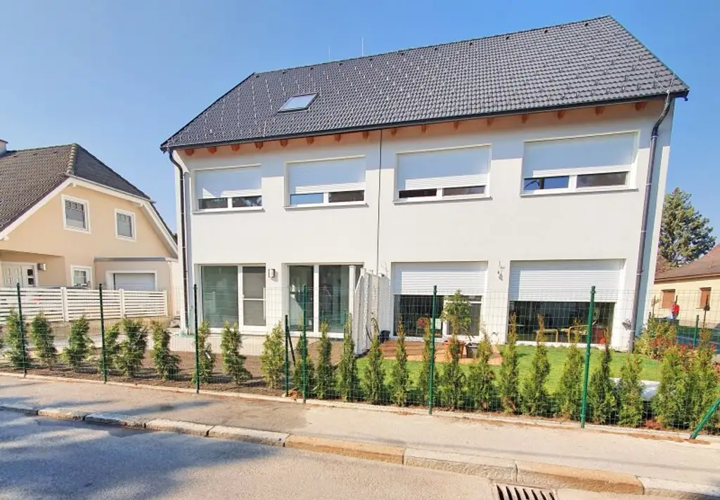 MODERNE DOPPELHAUSHÄLFTE IM NORDEN VON WIEN NÄHE U1 LEOPOLDAU.