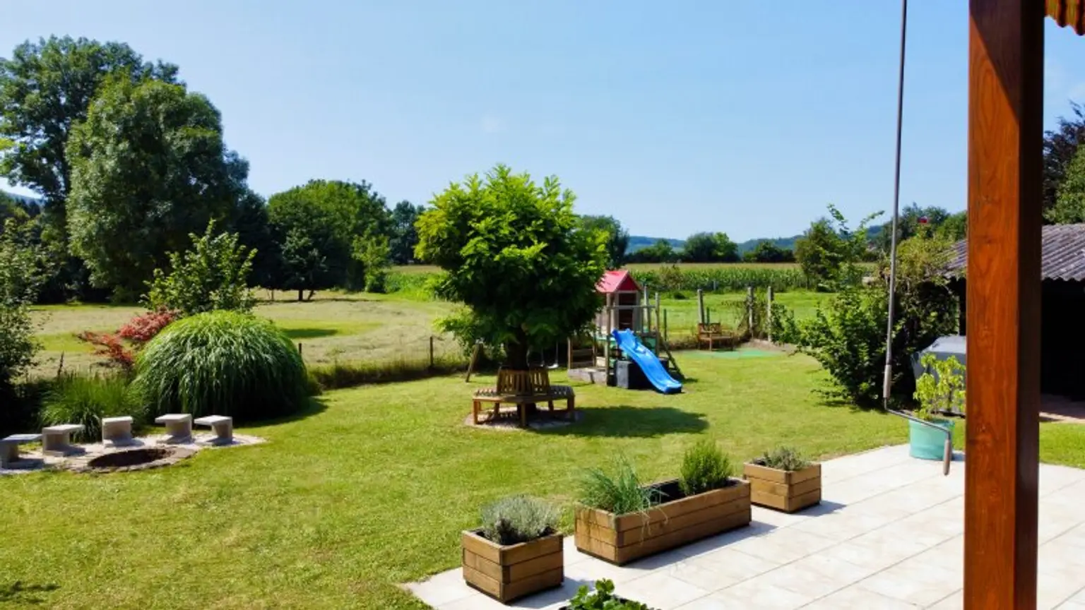 Entzückendes Einfamilienhaus mit großem Garten | 4 Zimmer | Terrasse und Balkon | Kamin
