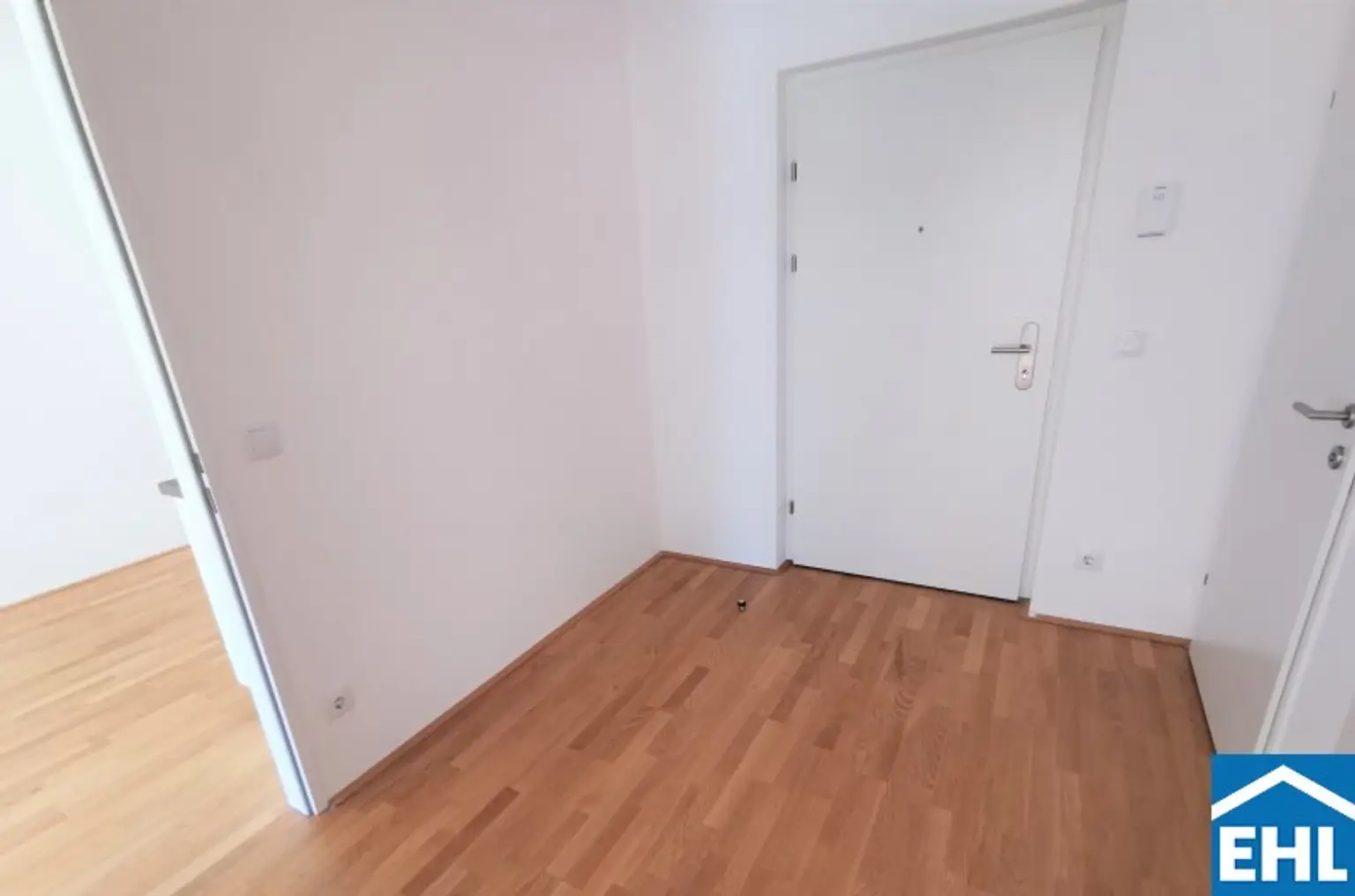 Schöne 2 Zimmer Wohnung mit Loggia in zentraler Lage