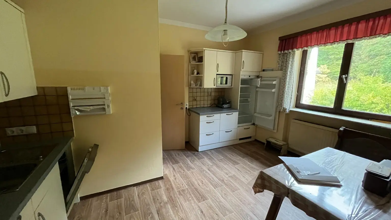 Haus in ruhiger Lage mit Erweiterungsmöglichkeit und großem Nebengebäude!