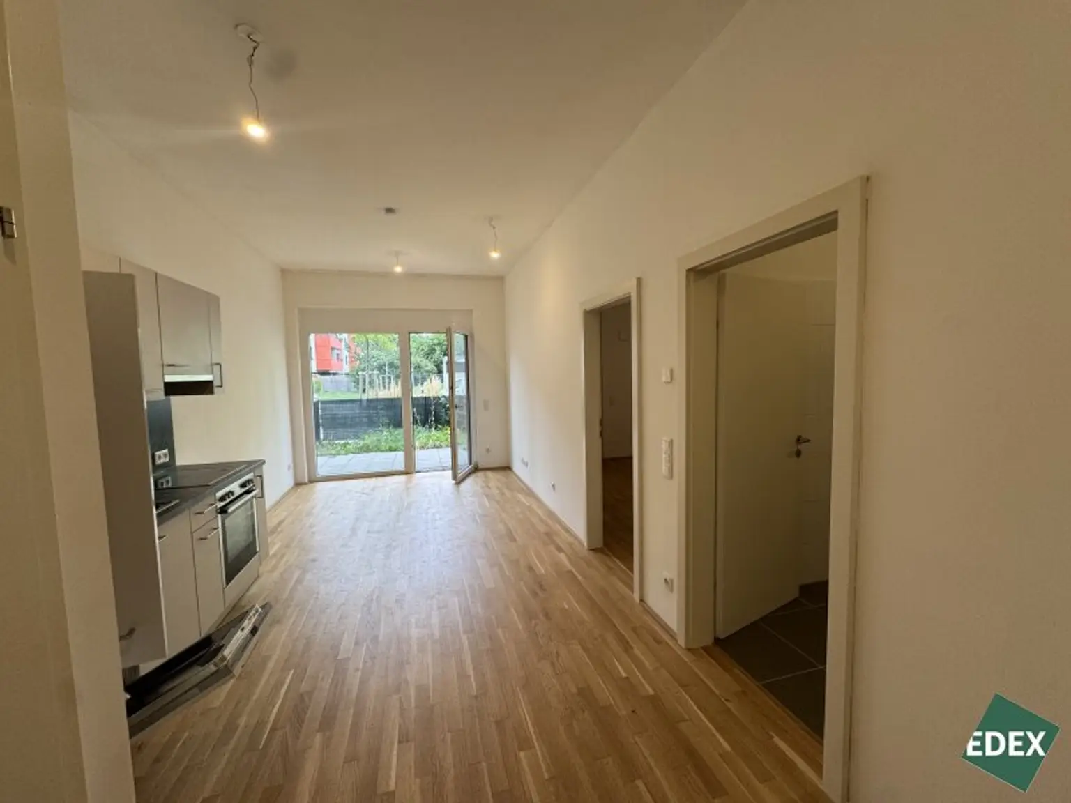 Ab sofort: Moderne 2-Zimmer-Wohnung mit Terrasse und Garten nahe U1