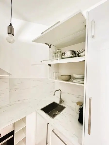 WOHNJUWEL: Elegante, modernisierte 2-Zimmer-Altbauwohnung in bester Lage ab sofort zu kaufen!