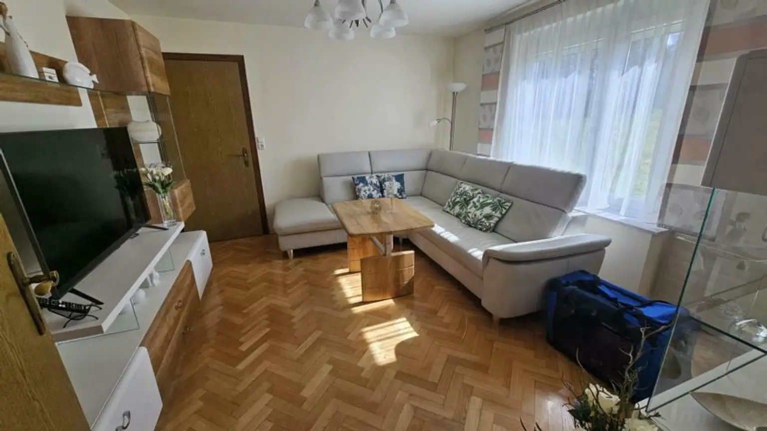 ** Geschmackvolles Zweifamilienwohnhaus - ca. 19ha LW-Fläche mit Wald ** unvergleichbarer Panoramablick auf Schloss Kapfenstein und das steirische Hügelland **