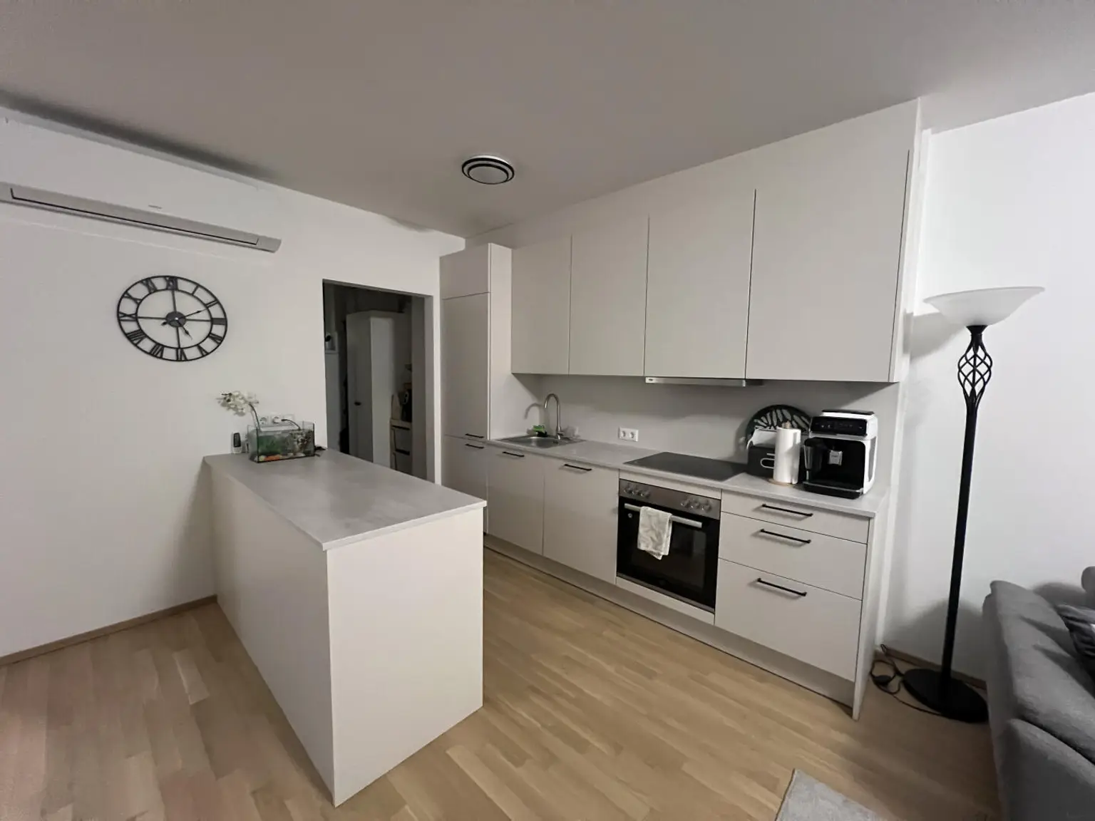 Wohnküche mit Kochinsel und Klimaanlage