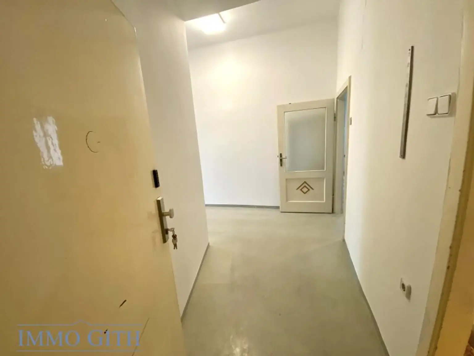 SEHR HELLE, NEU AUSGEMALTE 72m² GROSSE 3-ZIMMER-WOHNUNG MIT LIFT NAHE ZENTRUM UND HAUPTBAHNHOF ZU KAUFEN!