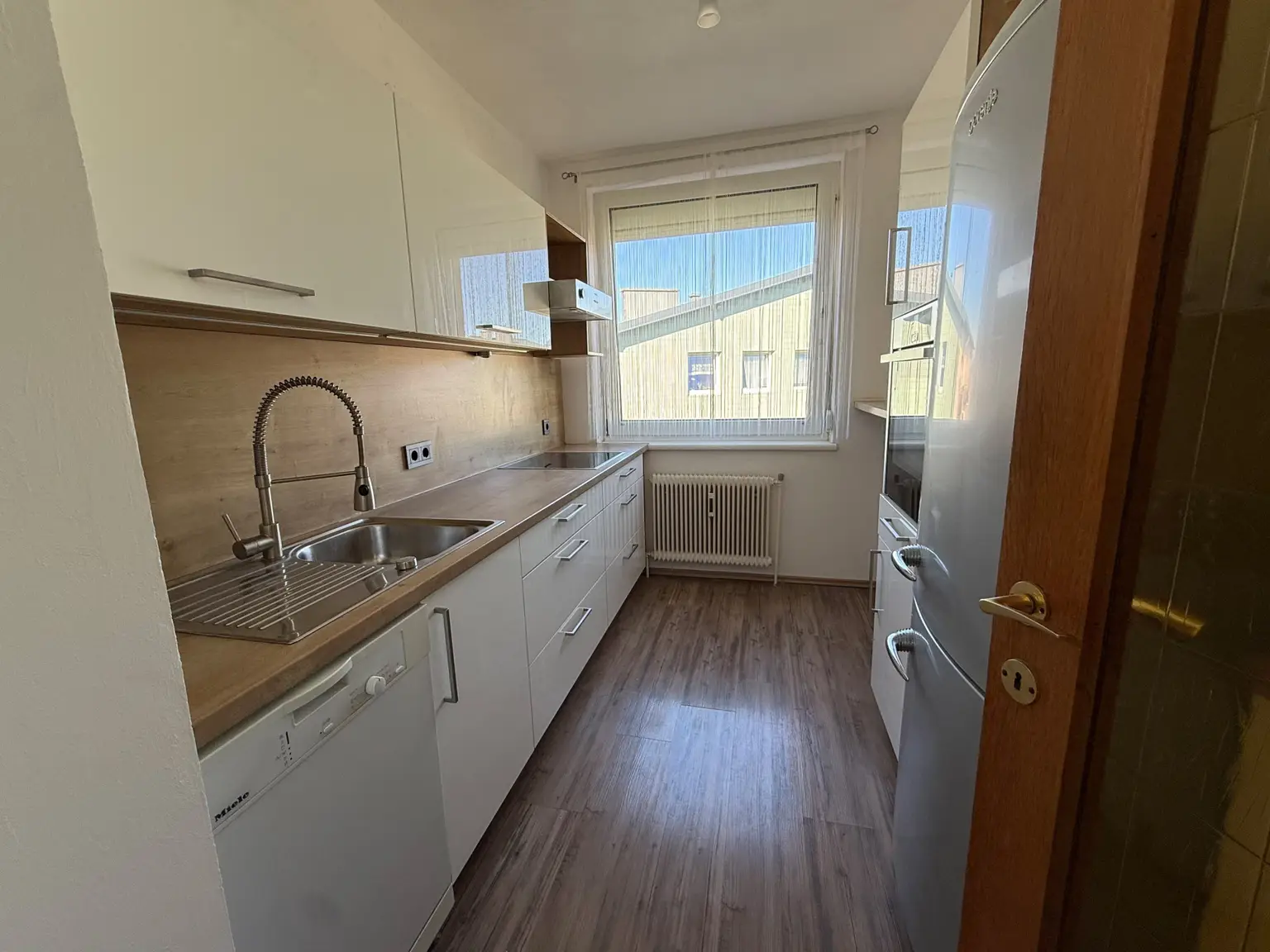 Küche mit Geräten und großem Kühlschrank