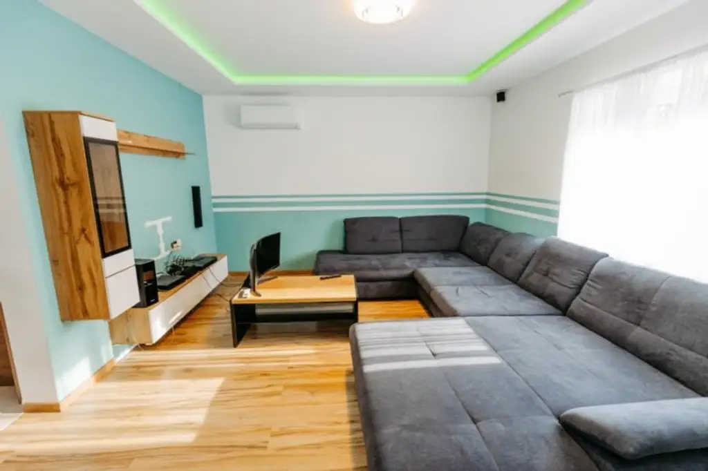 Verträumtes Bauernhaus neu adaptiert (2013) mit Toreinfahrt, Pool, Stadel und Schuppen