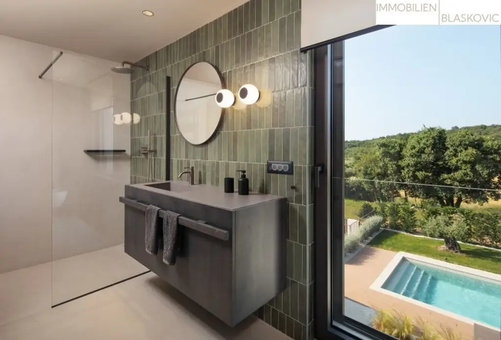 Luxus-Villa mit beheiztem Pool und Wellnessbereich in Vrsar - Erstbezug mit Top-Ausstattung!