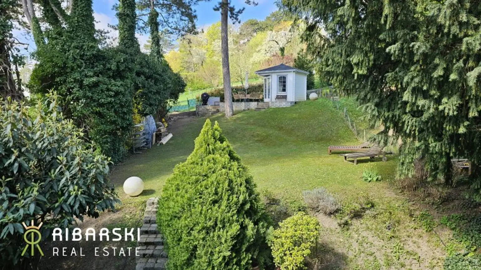 Ausblick Balkon in den benachbarten Garten