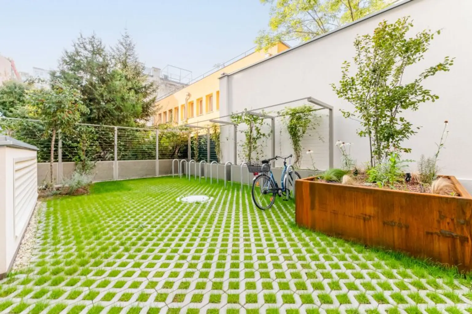 Erstbezug ab Februar! Nähe U6/U4! Helle 2-Zimmer-Wohnung mit Loggia zu vermieten!