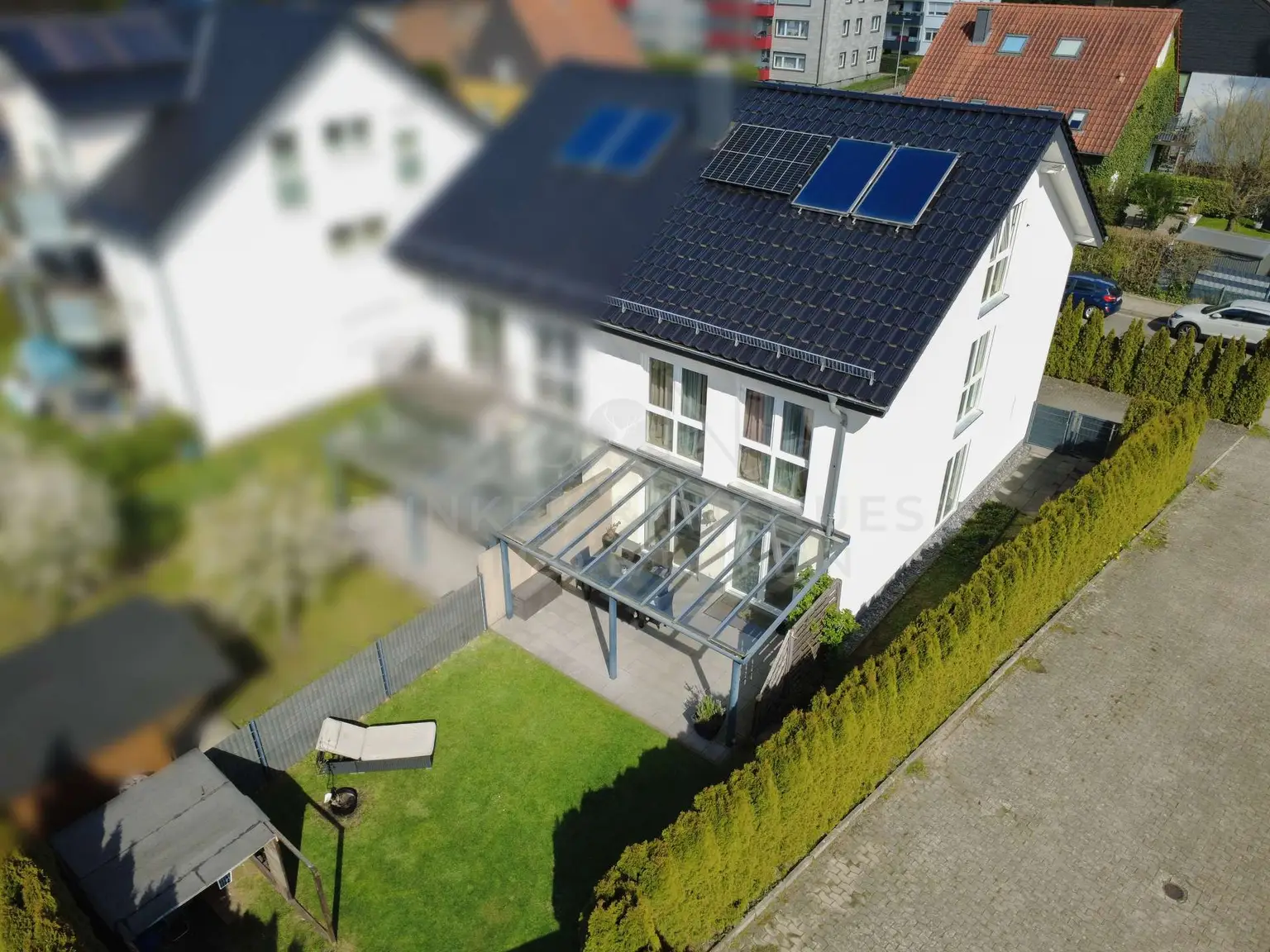Hausansicht mit Garten