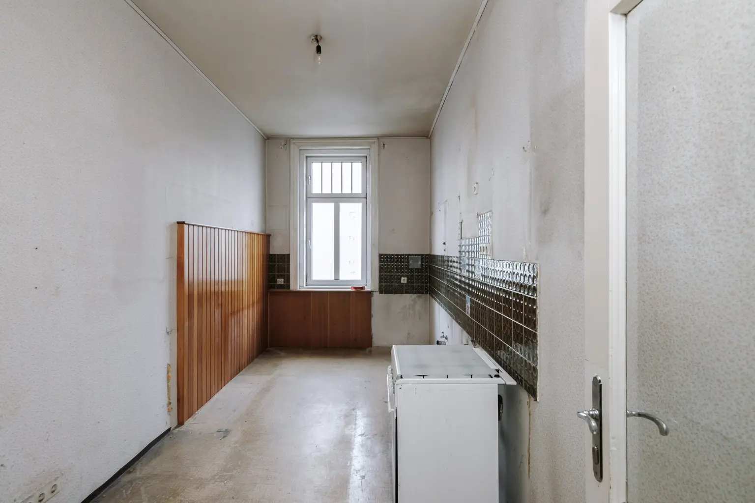 Sanierungsbedürftiges 4 Zimmer Altbau-Juwel in sehr guter zenraler Lage von Döbling!