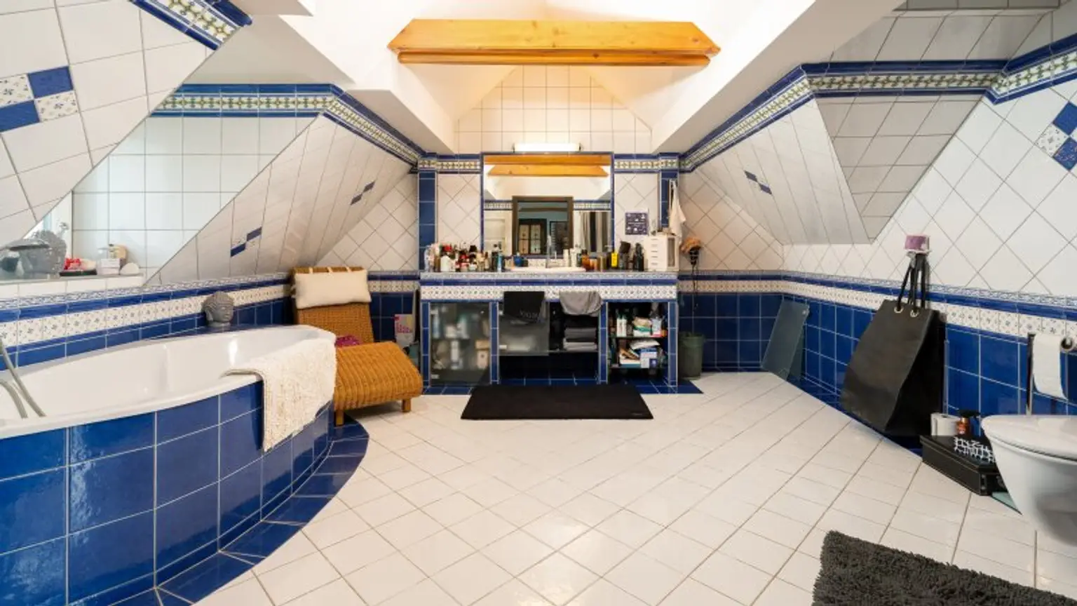 Paradies-Liebhaber aufgepasst! Detailreiches Ein oder Mehrfamilienhaus!