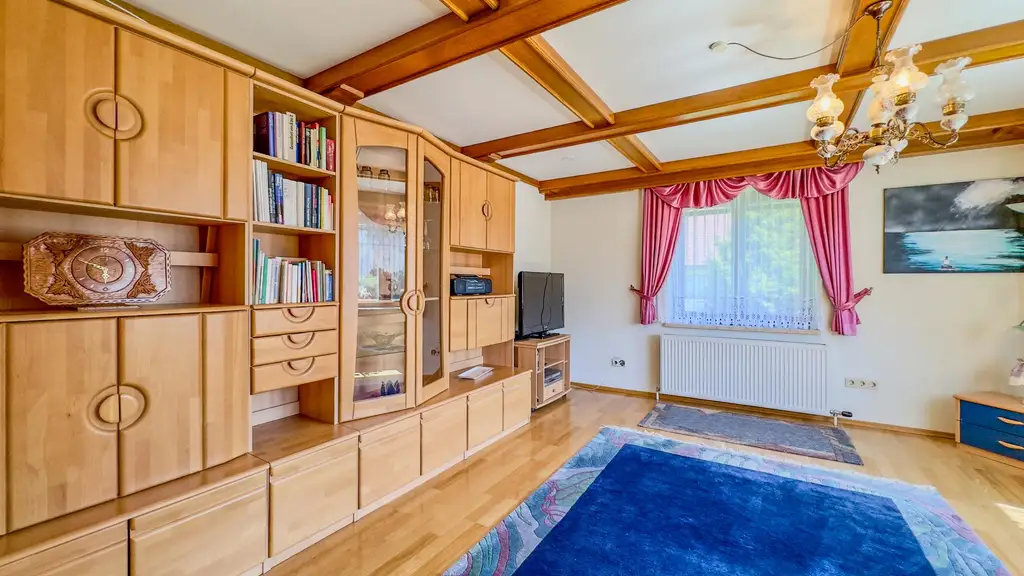 Großzügiges Einfamilienhaus am Dorfrand mit Nebengebäude und viel Potenzial