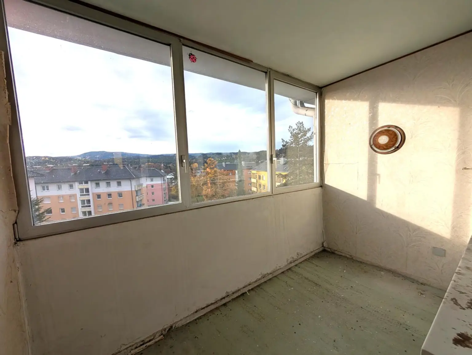 Sanierungsbedürftige 3-Zimmer-Eigentumswohnung mit Balkon, Loggia und Garage