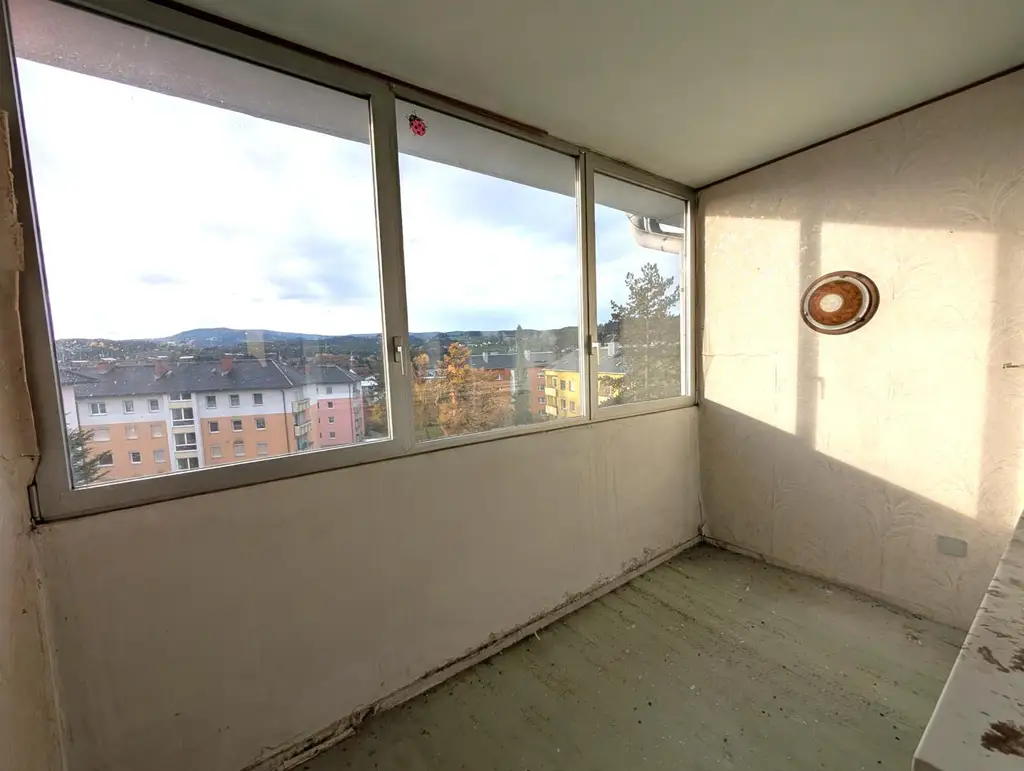 Sanierungsbedürftige 3-Zimmer-Eigentumswohnung mit Balkon, Loggia und Garage