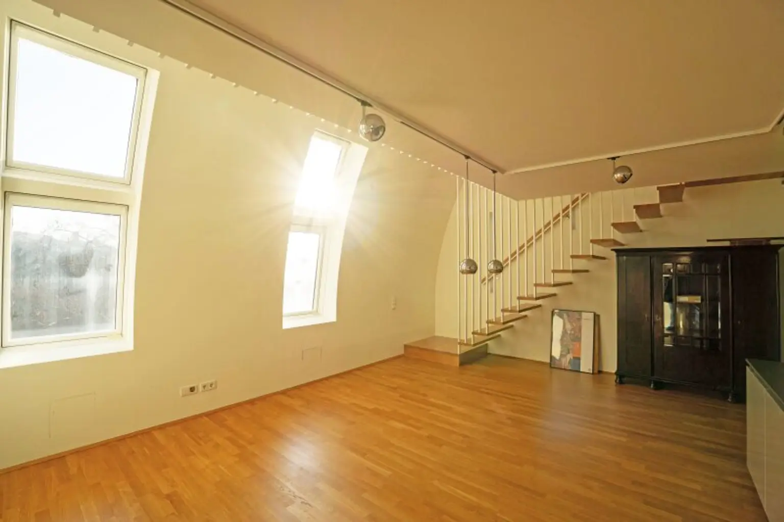 Wohnraum mit freitragender Treppe ins 2. DG