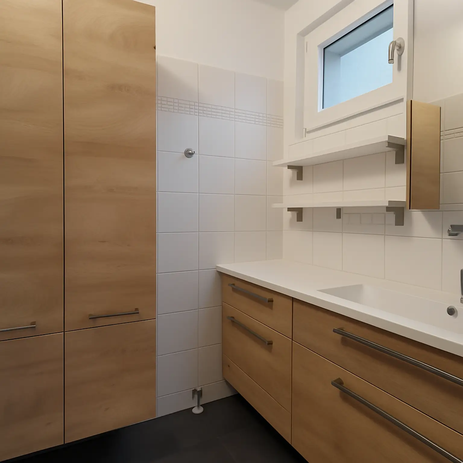 Bad mit Fenster und Dusche