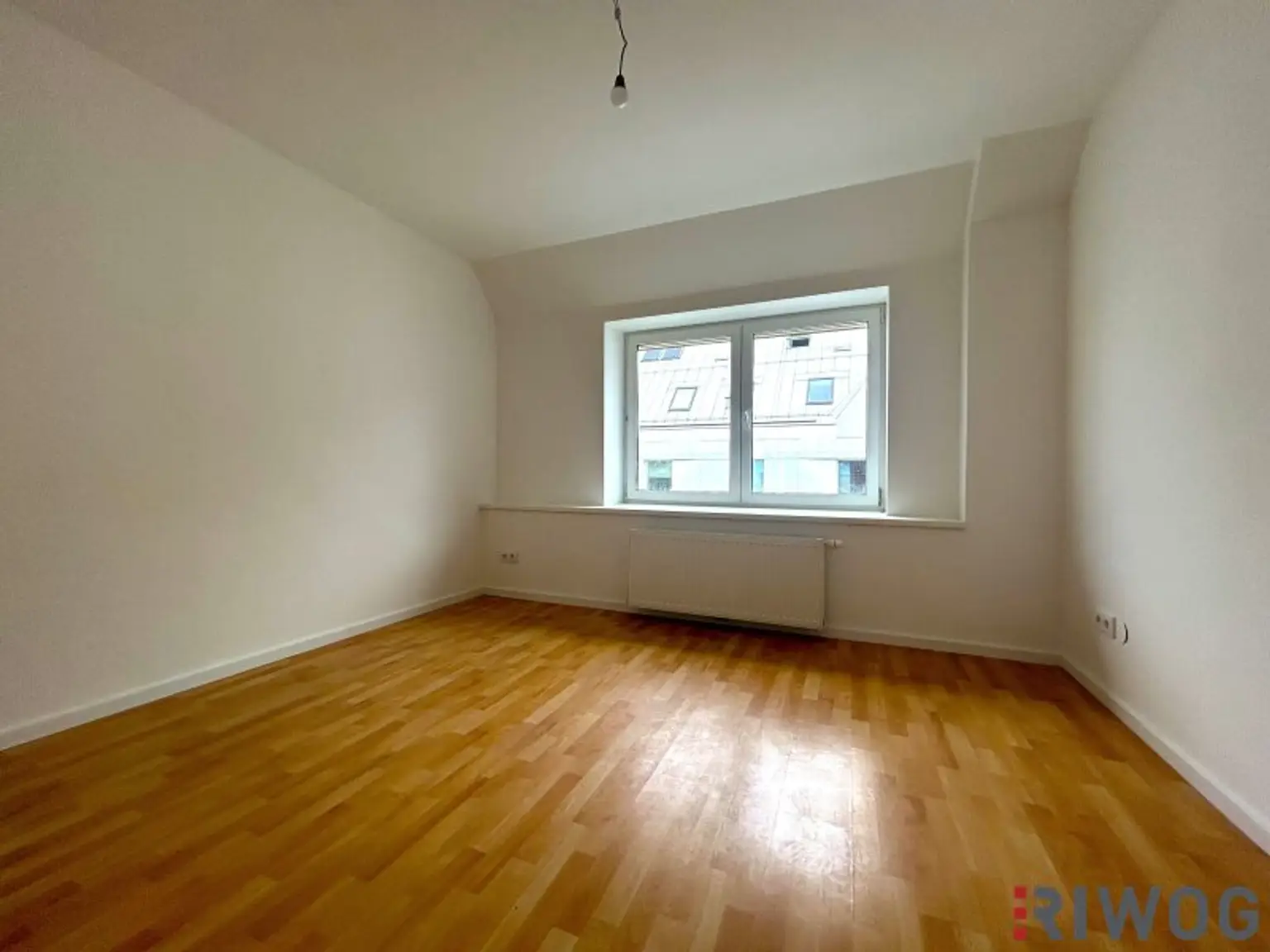 Balkonwohnung im Dachgeschoss - 3 Zimmer mit Wohnküche - Nähe Quellenstraße und Matzleinsdorfer Platz