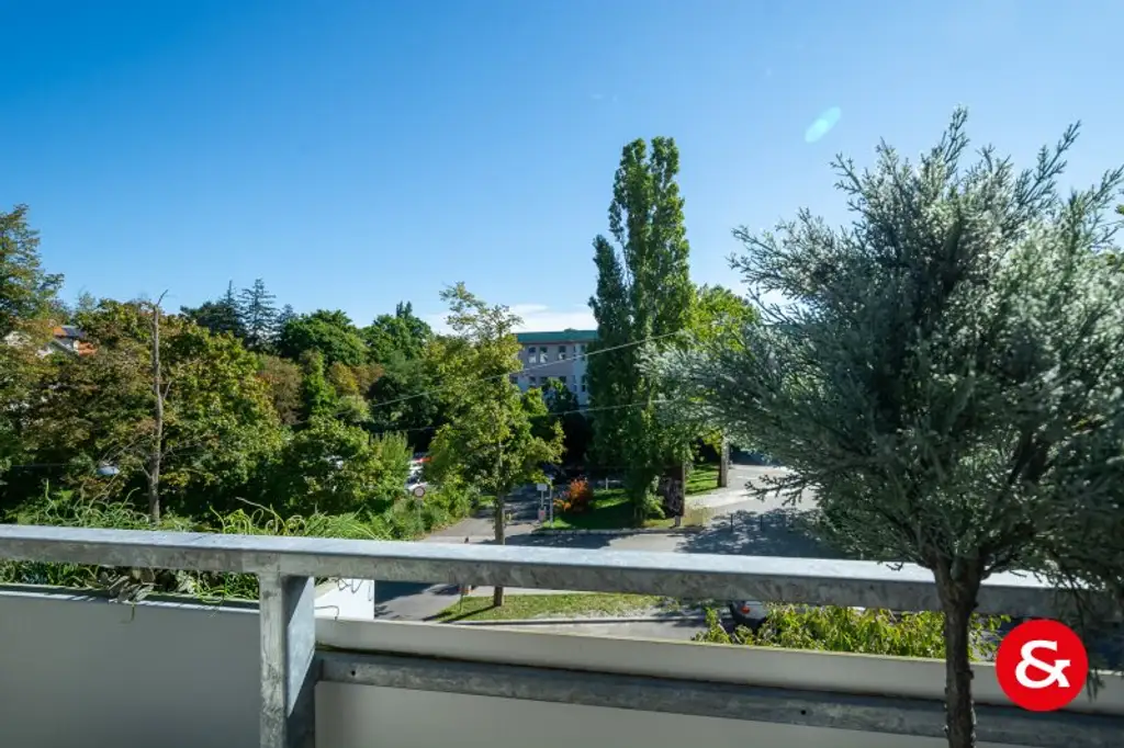 WER WECKT MICH AUS DEM DORNRÖSCHENSCHLAF? TOLL GESCHNITTENE DREIZIMMERWOHNUNG MIT LOGGIA UND MÄRCHENGARTEN!