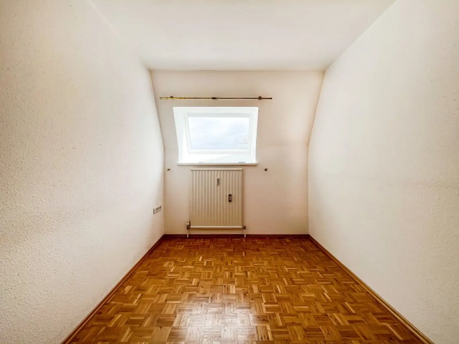 Gut vermietbare DG-Wohnung nahe Hütteldorfer Straße mit Parkplatz