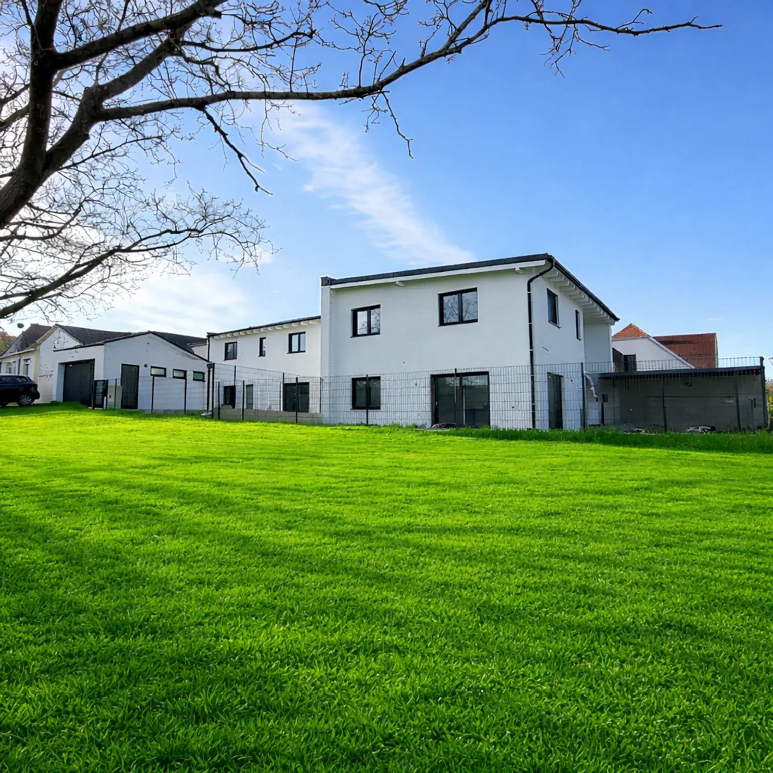 Wohnen mit Stil in Sigleß – Garage, Garten und Dachterrasse inklusive