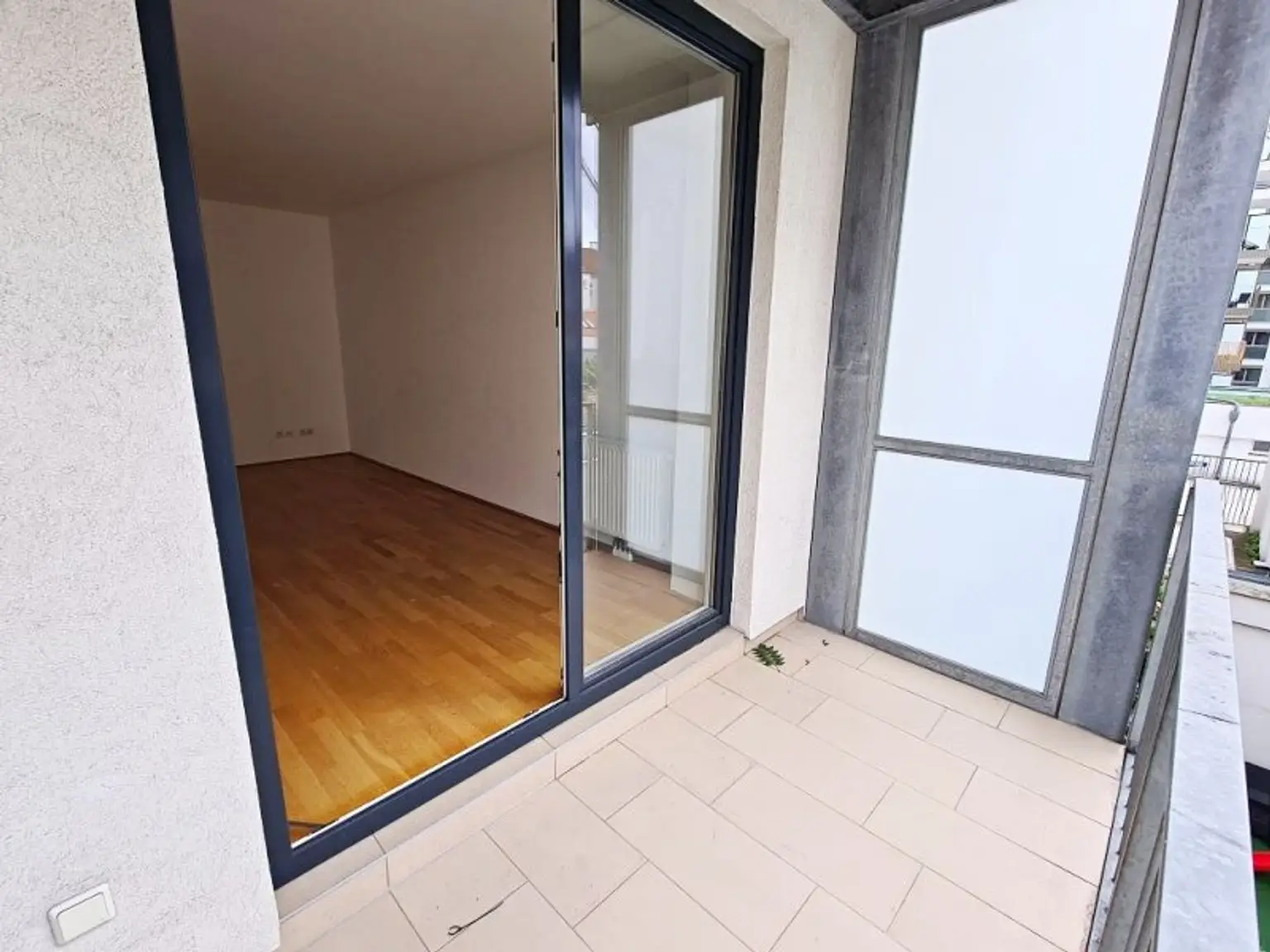 U1-NÄHE, gepflegte 68 m2 Neubau inkl. 4 m2 Loggia, 2 Zimmer, Wannenbad, Parketten, 2. Liftstock, Humboldtgasse