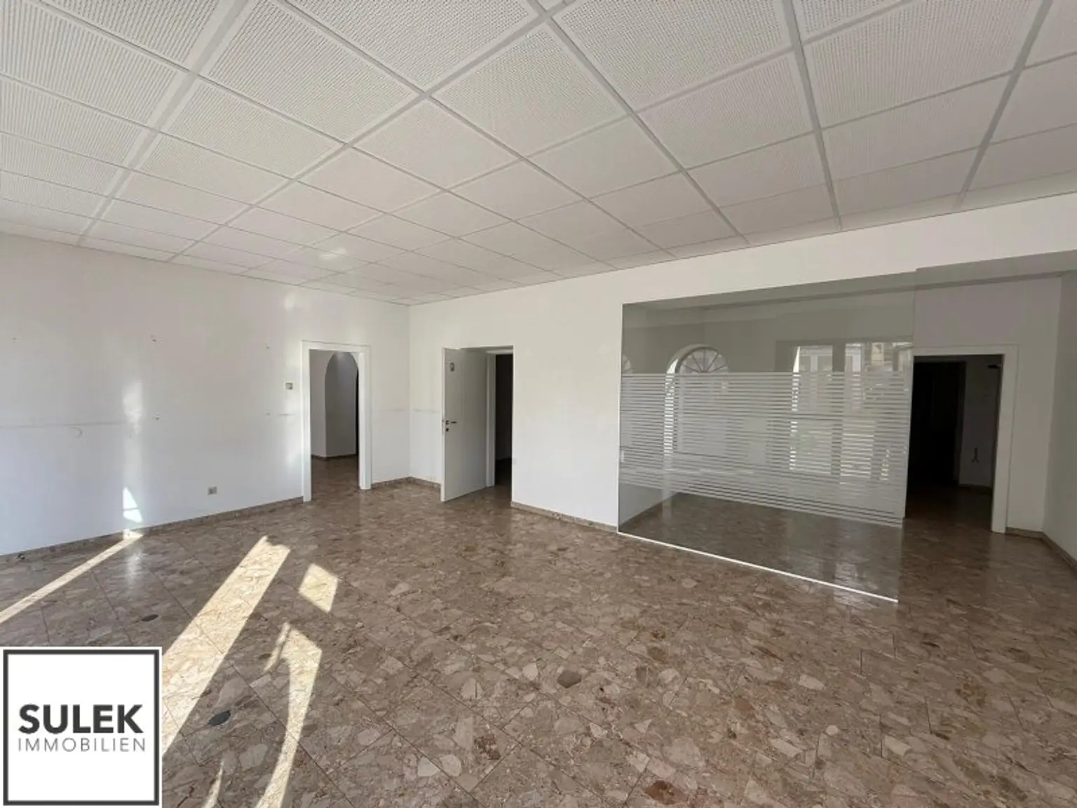 Ganzes Haus zu mieten: 1 Geschäftslokal, 1 Büro, 2 Wohnungen nahe U1