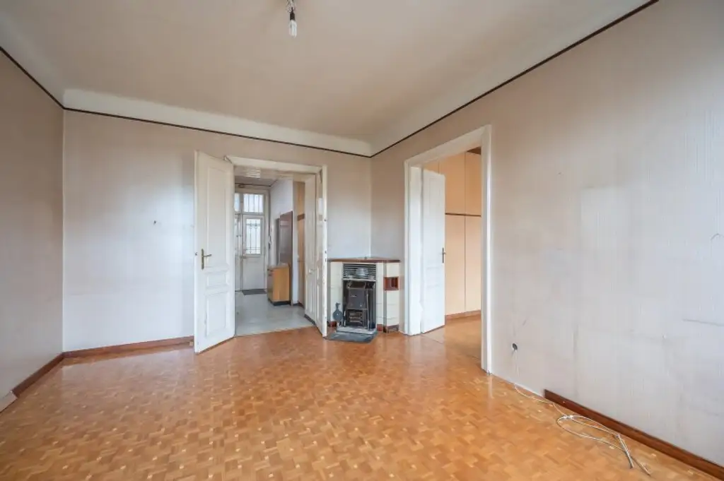 ++RG71++ Altbaujuwel zum Sanieren – 2,5-Zimmer Wohnung mit guter Raumaufteilung