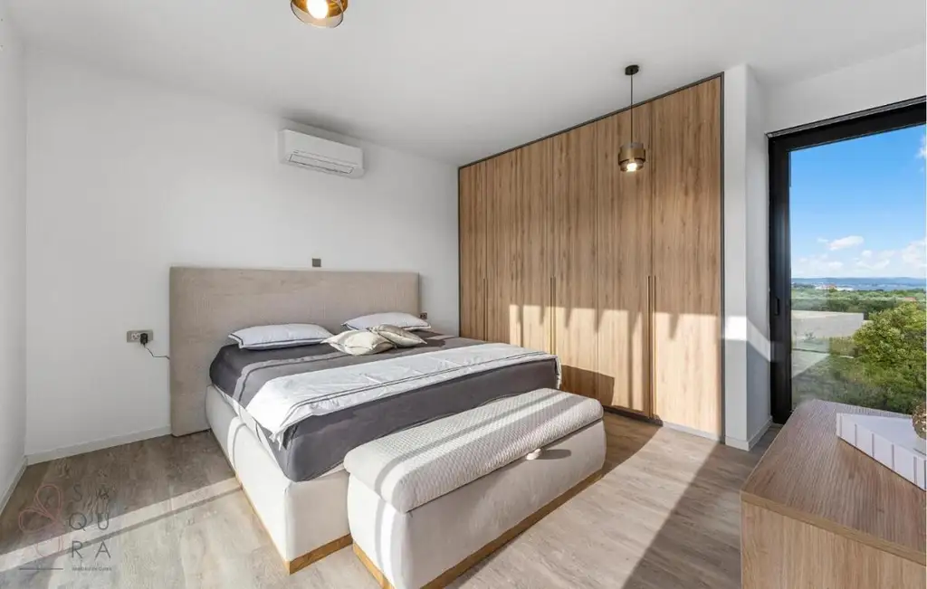 Elegante Villa in Tribunj – Mediterranes Leben mit Investitionswert