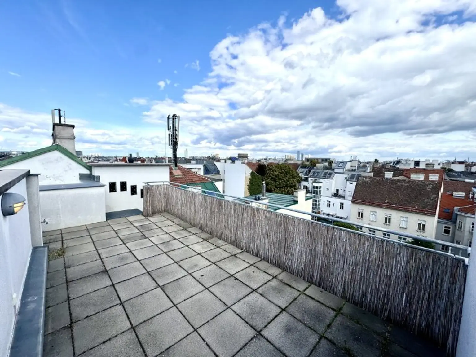 NEU! Lichdurchflutete Maissonette Dachgeschosswohnung mit Dachterrasse im Servitenviertel zu vermieten! Mit Blick auf Stephansdom und Kahlenberg!