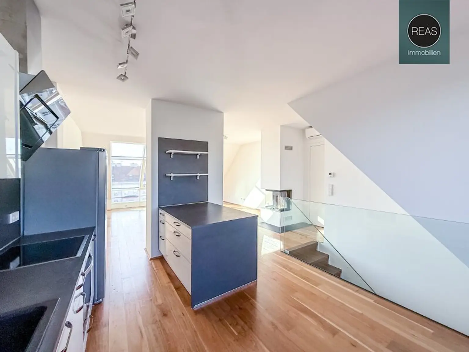 Provisionsfrei: Klimatisierte Dachgeschoss Maisonette mit 2 Terrassen und Kamin nahe Uno City!