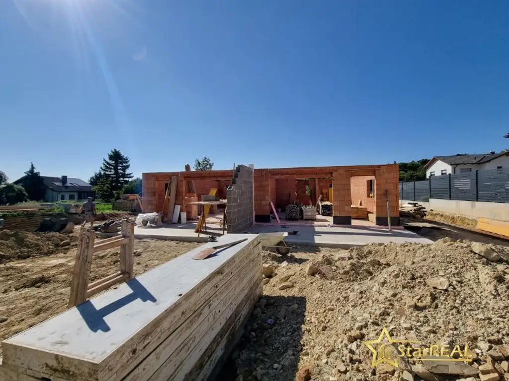 RESERVIERT! 2 HÄUSER VERFÜGBAR! EXKLUSIVES DOPPELHAUSPROJEKT. 5 ZIMMER. ZIEGELHAUS MIT KELLER, BALKON, TERRASSE, CARPORT.