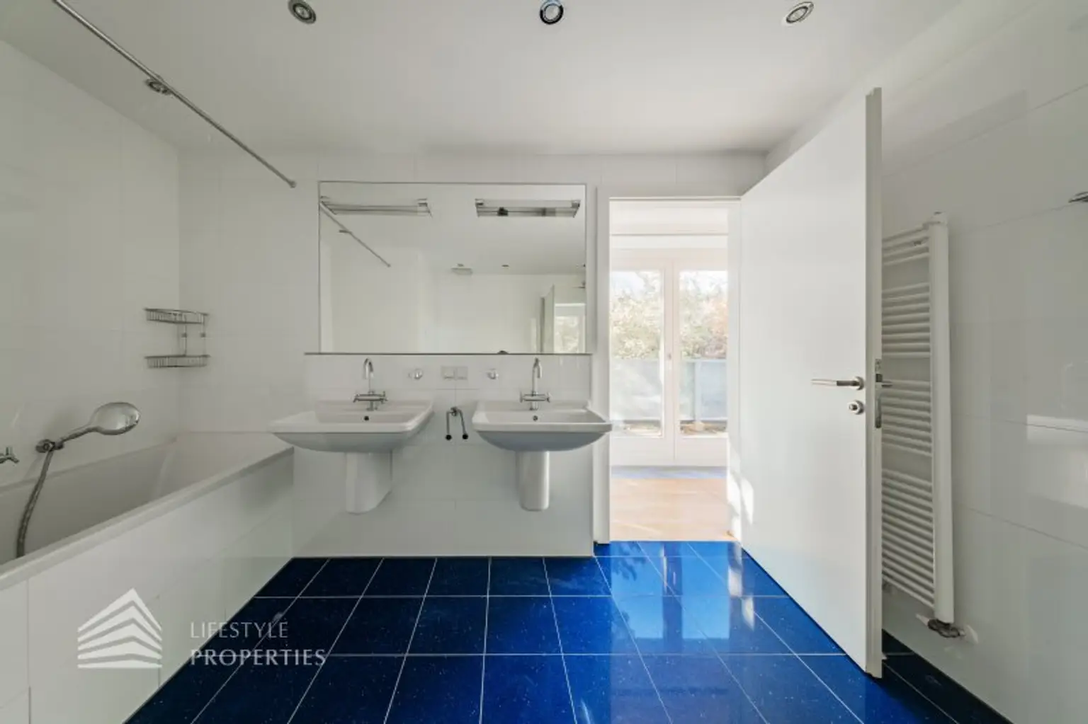 Wunderschöne 5 - Zimmer Wohnung mit Terrasse und Garten