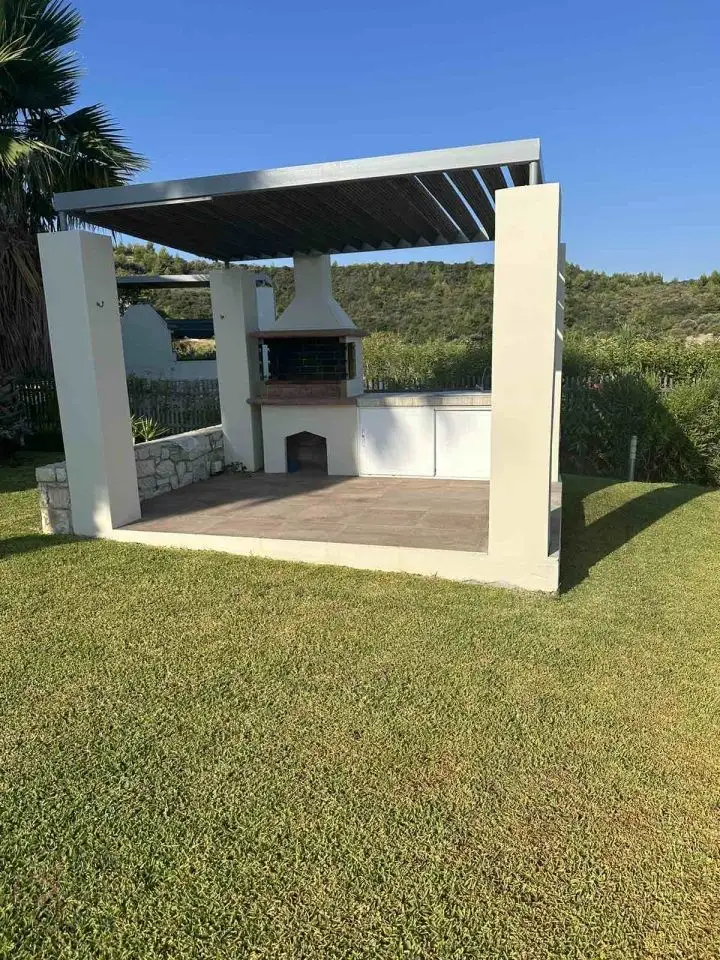Pefkochori – Stilvolle Maisonette auf großem Grundstück nur wenige Schritte vom Strand
