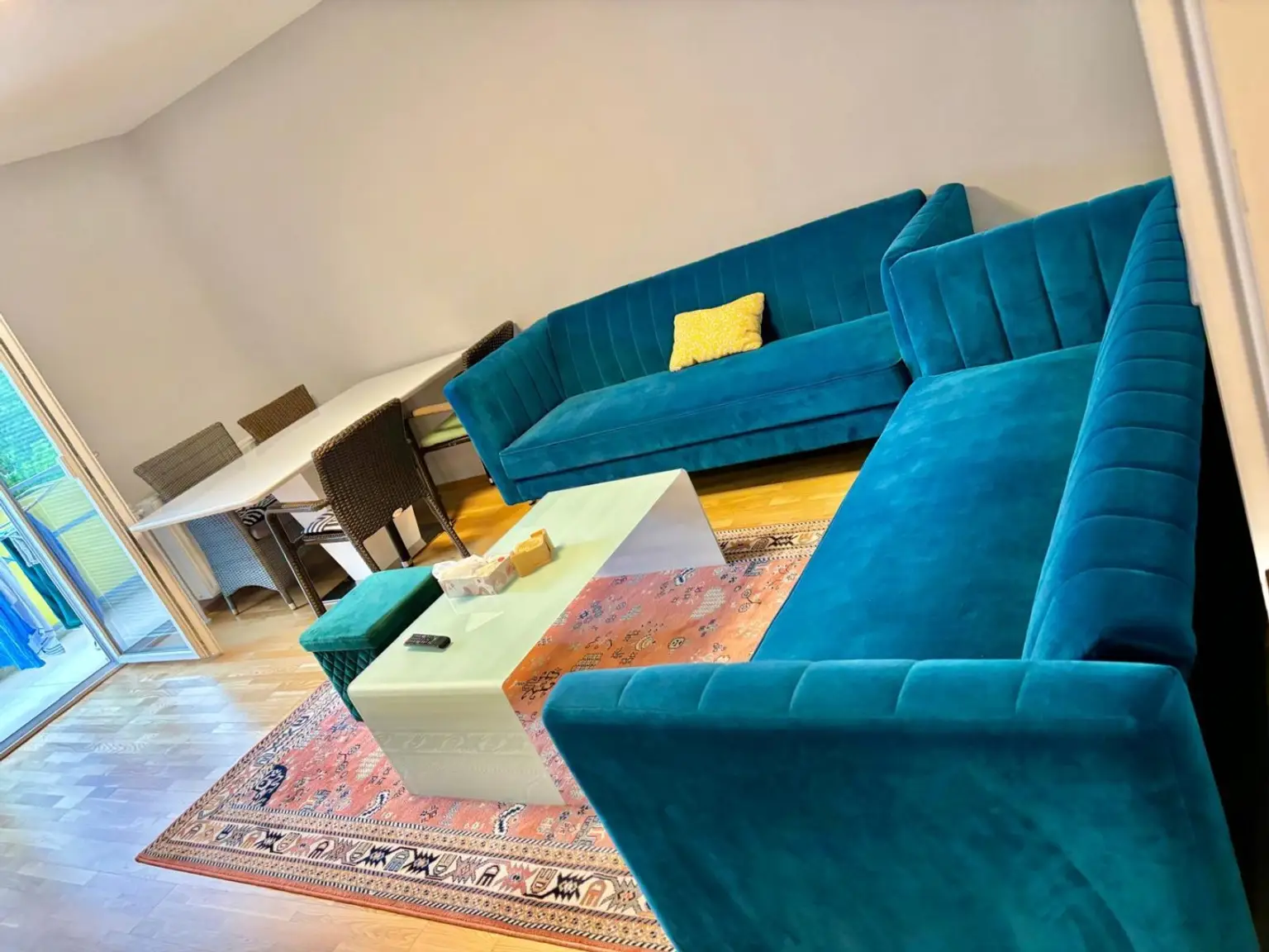 Wohnzimmer mit Sitzgarnitur und Esstisch